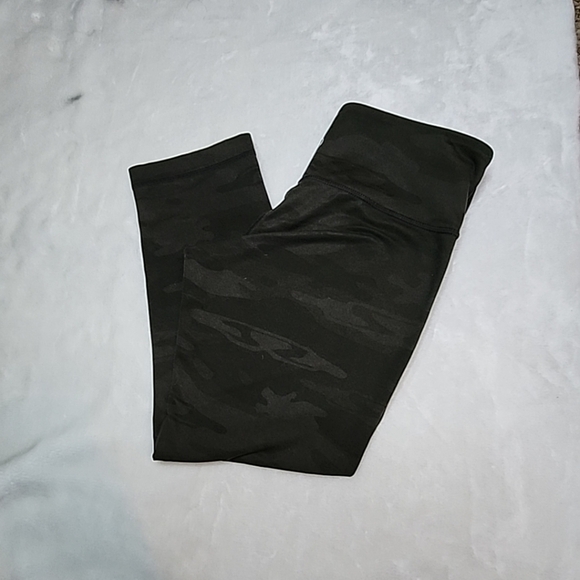 LULULEMON WUNDER UNDER CROP SAVASANA CAMO Green  SOOT Green SIZE 6 - Picture 3 of 8